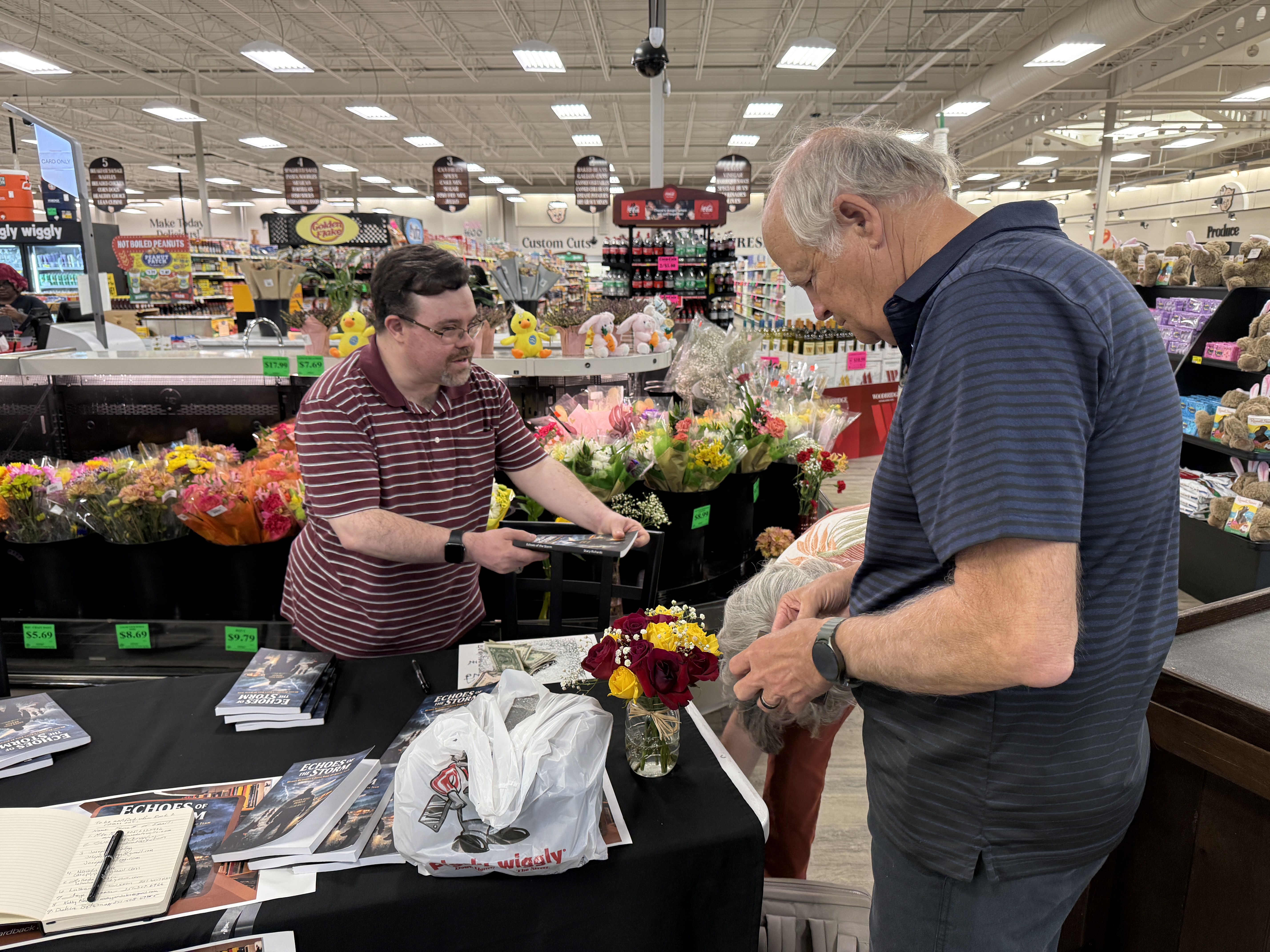 Fans meeting Stacy Richards and getting signed copies